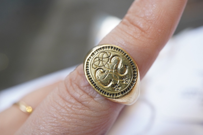 A rare Elizabethan gold signet ring, England, late 16th century